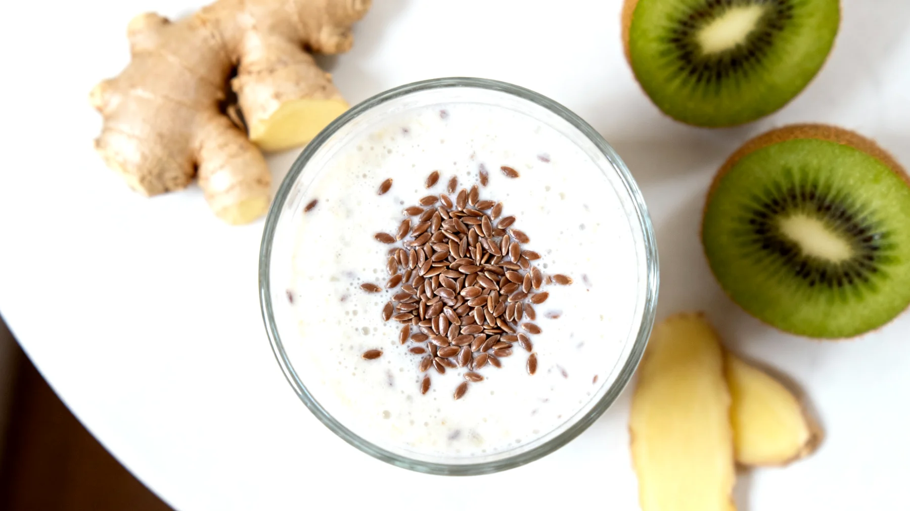 Kefir-Smoothie mit Leinsamen, Kiwi und frischem Ingwer"