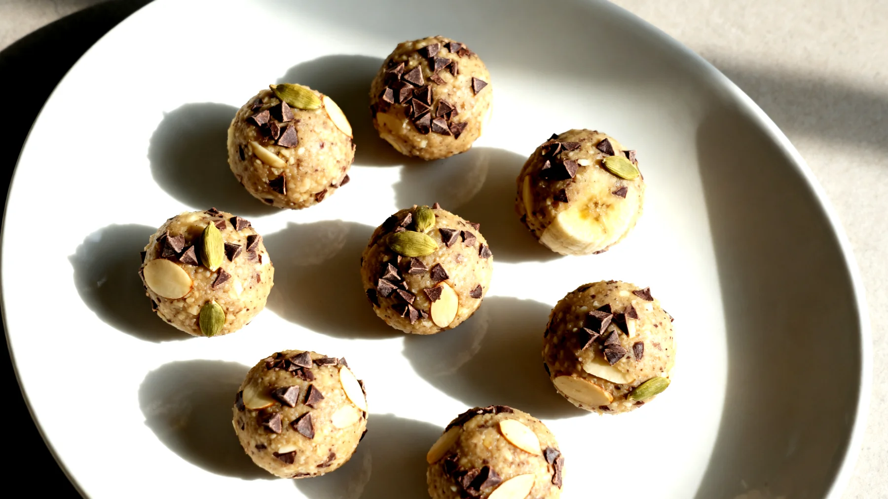 Mandel-Bananen-Bällchen mit Kardamom und Kakao-Nibs"