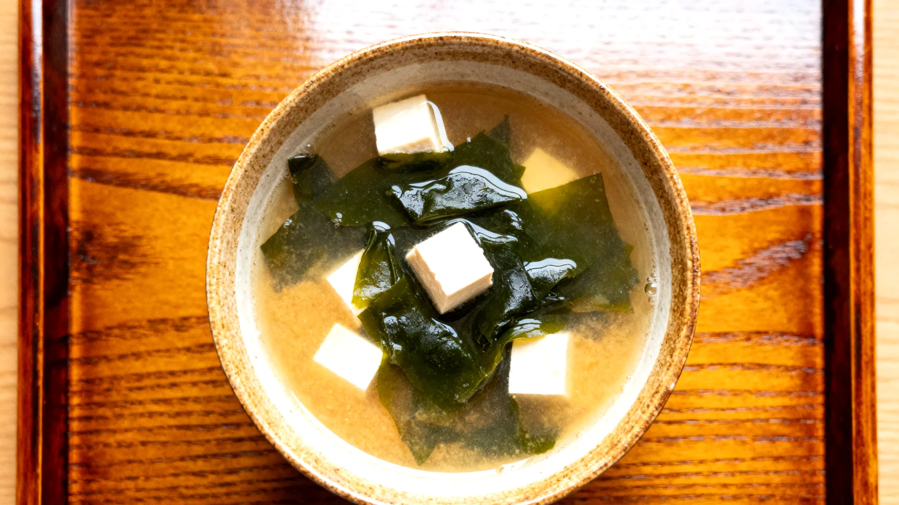 Miso-Suppe mit Algen (Wakame) und Tofu"