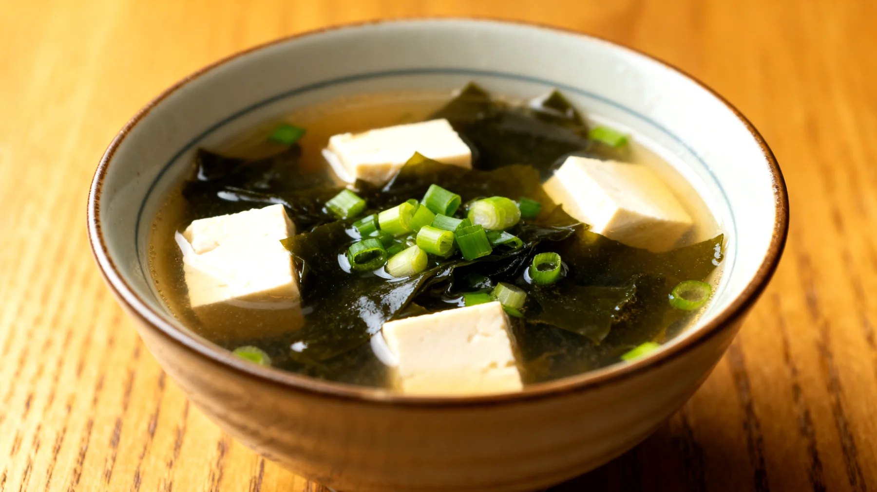 Miso-Suppe mit Wakame-Algen und Seidentofu"